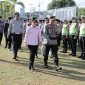 Wali Kota Singkawang Tjhai Chui Mie memeriksa pasukan saat Apel Gelar Pasukan Operasi Ketupat Kapuas 2026 di Mapolres Singkawang.