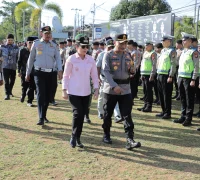 Wali Kota Singkawang Tjhai Chui Mie memeriksa pasukan saat Apel Gelar Pasukan Operasi Ketupat Kapuas 2026 di Mapolres Singkawang.