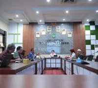 Wali Kota Singkawang Tjhai Chui Mie memimpin rapat percepatan pengadaan barang dan jasa Tahun Anggaran 2026 di ruang rapat Wali Kota, (12/3/2026).
