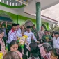 Bupati Satono menghadiri penutupan Safari Ramadan Pemerintah Kabupaten Sambas di Masjid Nurul Iman Desa Mensade Kecamatan Subah.