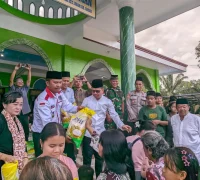 Bupati Satono menghadiri penutupan Safari Ramadan Pemerintah Kabupaten Sambas di Masjid Nurul Iman Desa Mensade Kecamatan Subah.