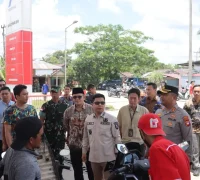 Bupati Satono bersama Wakil Bupati Heroaldi Djuhardi meninjau pelayanan SPBU di Kabupaten Sambas untuk memastikan ketersediaan BBM jelang Idulfitri.