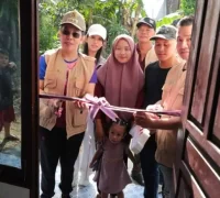 Wali Kota Singkawang Tjhai Chui Mie meresmikan rumah bantuan bagi warga kurang mampu.