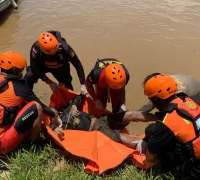 Tim SAR melakukan pencarian korban kapal tambang pasir yang terbalik di Sungai Kapuas Kabupaten Sanggau.