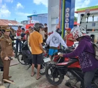 Wali Kota Tjhai Chui Mie saat meninjau antrean BBM di salah satu SPBU Singkawang, Senin (16/3).