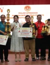 Wali Kota Singkawang memberikan apresiasi kepada Tatung dan peserta pawai lampion Cap Go Meh 2026