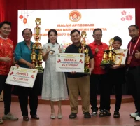 Wali Kota Singkawang memberikan apresiasi kepada Tatung dan peserta pawai lampion Cap Go Meh 2026