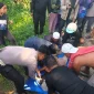 Petugas kepolisian mengevakuasi pengendara yang menjadi korban dalam kecelakaan maut di Jalan Trans Kalimantan Kubu Raya.