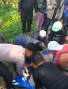 Petugas kepolisian mengevakuasi pengendara yang menjadi korban dalam kecelakaan maut di Jalan Trans Kalimantan Kubu Raya.