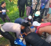 Petugas kepolisian mengevakuasi pengendara yang menjadi korban dalam kecelakaan maut di Jalan Trans Kalimantan Kubu Raya.