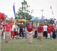 Tjhai Chui Mie Wali Kota Singkawang Tjhai Chui Mie ambil bagian dalam Lomba Permainan Tradisional balapan karung. (mediacenter.singkawangkota.go.id)