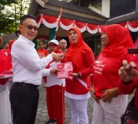 Edi Kamtono, pembagian bendera merah putih Wali Kota Pontianak Edi Rusdi Kamtono turut bagikan bendera Merah Putih kepada warga di halaman Kantor Camat Pontianak Kota, Jumat (15/8). (pontianak.go.id)