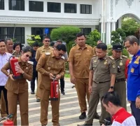 Wali Kota Singkawang Tjhai Chui Mie membuka workshop penggunaan APAR di Kantor Wali Kota Singkawang Wali Kota Singkawang Tjhai Chui Mie membuka workshop penggunaan APAR di Kantor Wali Kota Singkawang