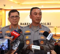 Kadivhumas Polri Irjen Pol. Sandi Nugroho memberikan keterangan pers terkait implementasi putusan MK tentang penugasan anggota Polri di jabatan sipil. (tribratanews.polri.go.id)