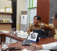 Wawako Singkawang Muhammadin Rakor terkait Pembebasan Tanam Tumbuh yang halangi pandangan petugas ATC Bandara Udara, Selasa (05/08). (MC Singkawang)
