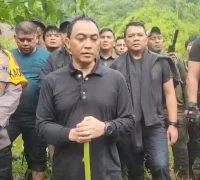 Personel Bareskrim Polri melakukan pemusnahan ladang ganja di wilayah Gayo Lues, Aceh, dengan total luas 51,75 hektar. (tribratanews.polri.go.id)