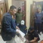 Polisi menunjukkan barang bukti uang palsu dan alat produksi saat pengungkapan kasus di Purwakarta.