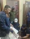 Polisi menunjukkan barang bukti uang palsu dan alat produksi saat pengungkapan kasus di Purwakarta.