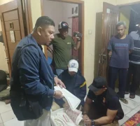 Polisi menunjukkan barang bukti uang palsu dan alat produksi saat pengungkapan kasus di Purwakarta.