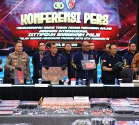 Konferensi pers Polri terkait penangkapan buronan Interpol China, Zheng Rongjing, di Gedung Bareskrim Jakarta.