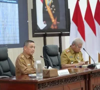 Gubernur Kalimantan Barat Ria Norsan dalam rapat koordinasi virtual di Balai Petitih Gubernur Kalimantan Barat Ria Norsan dalam rapat koordinasi virtual di Balai Petitih