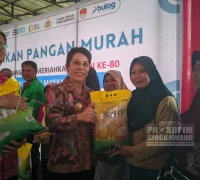 Wali Kota Singkawang Tjhai Chui Mie saat menyerahkan bantuan beras kepada warga Wali Kota Singkawang Tjhai Chui Mie saat menyerahkan bantuan beras kepada warga. (Prokopim Singkawang)