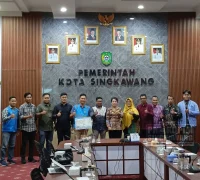 Wali Kota Singkawang Tjhai Chui Mie, pemerataan listrik Rapat koordinasi Pemkot Singkawang dan PLN terkait pembangunan jaringan listrik. (Prokopim Singkawang)
