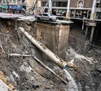 Pipa pecah terlihat di lokasi jalan amblas depan RS Vajira Bangkok Pipa pecah terlihat di lokasi jalan amblas depan RS Vajira Bangkok. (the nations)
