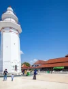 Pemandangan Menara Mesjid Banten sebagai salah satu destinasi wisata halal unggulan di Indonesia.