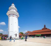 Pemandangan Menara Mesjid Banten sebagai salah satu destinasi wisata halal unggulan di Indonesia.