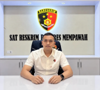 Kasat Reskrim Polres Mempawah, Iptu Eric Ibrahim Pattimura, saat memberikan keterangan terkait penanganan kasus dugaan pembakaran lahan. (Foto: Res-Mpw)