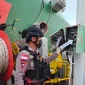 Tim Jibom dan KBRN Satbrimob Polda Kalbar melakukan sterilisasi kapal tanker MT Bintang Energi pascaledakan di Pontianak.