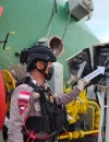 Tim Jibom dan KBRN Satbrimob Polda Kalbar melakukan sterilisasi kapal tanker MT Bintang Energi pascaledakan di Pontianak.