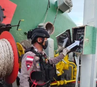 Tim Jibom dan KBRN Satbrimob Polda Kalbar melakukan sterilisasi kapal tanker MT Bintang Energi pascaledakan di Pontianak.