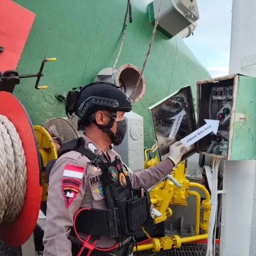 Tim Jibom dan KBRN Satbrimob Polda Kalbar melakukan sterilisasi kapal tanker MT Bintang Energi pascaledakan di Pontianak.