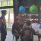 Personel Polsek Entikong melakukan patroli di jalur perbatasan Indonesia-Malaysia untuk mengawasi jalur tikus dan mencegah tindak kriminalitas di Entikong