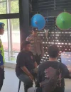 Personel Polsek Entikong melakukan patroli di jalur perbatasan Indonesia-Malaysia untuk mengawasi jalur tikus dan mencegah tindak kriminalitas di Entikong