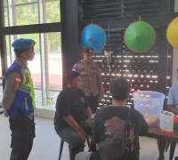 Personel Polsek Entikong melakukan patroli di jalur perbatasan Indonesia-Malaysia untuk mengawasi jalur tikus dan mencegah tindak kriminalitas di Entikong