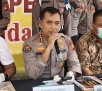 Kabidhumas Polda Kalbar Kombes Pol. Bambang Suharyono memberikan keterangan terkait penyelidikan dugaan praktik ilegal BBM subsidi di Kalimantan Barat.