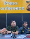 Petugas Polres Singkawang menunjukkan ratusan slop rokok GATI hasil penggerebekan gudang rokok ilegal di Singkawang Utara.