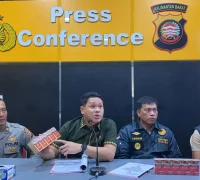 Petugas Polres Singkawang menunjukkan ratusan slop rokok GATI hasil penggerebekan gudang rokok ilegal di Singkawang Utara.