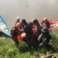 Tim SAR gabungan mengevakuasi jenazah lansia asal Sanggau yang ditemukan di Sungai Kapuas setelah dilaporkan hilang saat memancing di Jembatan Tayan.