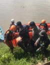 Tim SAR gabungan mengevakuasi jenazah lansia asal Sanggau yang ditemukan di Sungai Kapuas setelah dilaporkan hilang saat memancing di Jembatan Tayan.