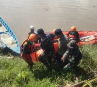Tim SAR gabungan mengevakuasi jenazah lansia asal Sanggau yang ditemukan di Sungai Kapuas setelah dilaporkan hilang saat memancing di Jembatan Tayan.