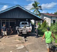 Petugas mengevakuasi kendaraan yang terlibat kecelakaan beruntun di Jalan Trans Kalimantan KM 33 Kubu Raya.