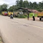 Petugas Satlantas Polres Sekadau melakukan olah TKP kecelakaan antara motor dan dump truck di Jalan Sekadau-Sintang Km 4.