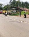 Petugas Satlantas Polres Sekadau melakukan olah TKP kecelakaan antara motor dan dump truck di Jalan Sekadau-Sintang Km 4.