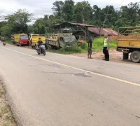 Petugas Satlantas Polres Sekadau melakukan olah TKP kecelakaan antara motor dan dump truck di Jalan Sekadau-Sintang Km 4.