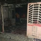 Rumah semi permanen di Gang Bhakti Sanggau tampak hangus usai dilalap api.
