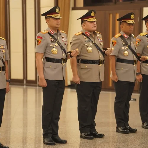 Kapolri Jenderal Pol Listyo Sigit Prabowo melantik Irjen Pol Alberd Teddy Benhard Sianipar sebagai Kapolda Kalimantan Barat dalam upacara serah terima jabatan di Mabes Polri, Jakarta.